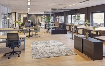 750m2 Showroom met bureaustoelen, werkplekken, vergadertafels en roldeurkasten