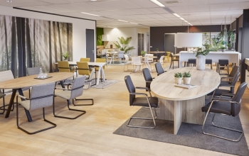 750m2 Showroom met bureaustoelen, werkplekken, vergadertafels en roldeurkasten