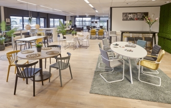 750m2 Showroom met bureaustoelen, werkplekken, vergadertafels en roldeurkasten