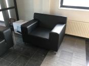 BK0157 - FAUTEUIL/ 1-ZITS BANKJE IN ZWART LEDERLOOK