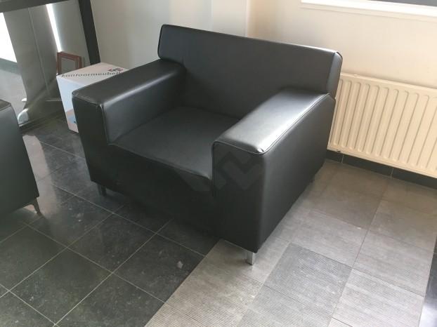 FAUTEUIL/ 1-ZITS BANKJE IN ZWART LEDERLOOK